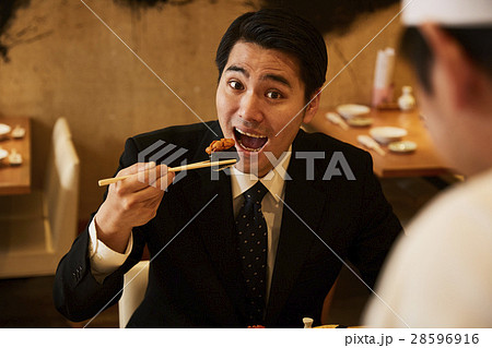 お寿司を食べるビジネスマン お寿司を食べるビジネスマン 28596916