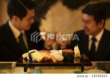 居酒屋でお酒を居酒屋でお酒を飲む上司と部下飲む上司と部下 居酒屋でお酒を居酒屋でお酒を飲む上司と部下飲む上司と部下 28596920