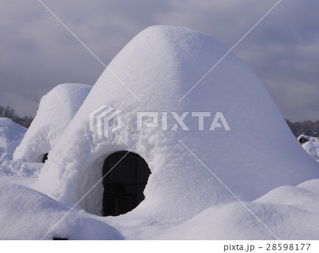 Big snow igloos, Kamakura 28598177