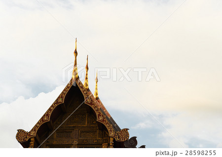 Beautiful art roof of the Buddhism temple 28598255