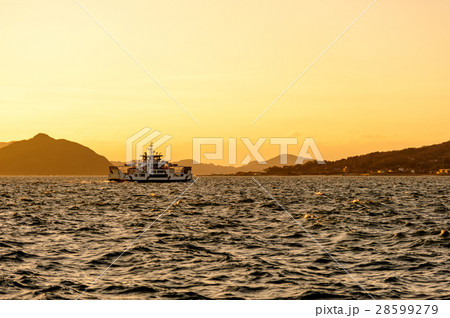 夕方出航するフェリー 夕方出航するフェリー 28599279