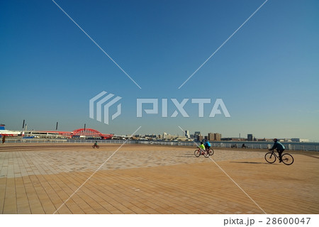 新港第一突堤でサイクリングを楽しむ家族 28600047