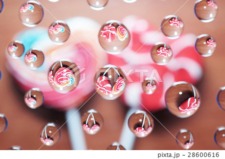 Heart-shaped sugar candy behind water drops 28600616