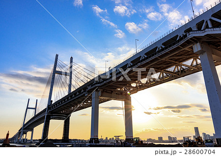 横浜ベイブリッジを見上げる　夕景 28600704