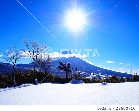 粉雪舞う冬の竜ヶ岳から富士山を望む 粉雪舞う冬の竜ヶ岳から富士山を望む 28600716