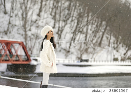 北海道の冬 雪の降る支笏湖 女性モデルの写真素材