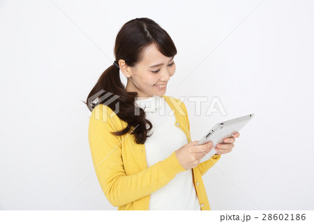 アイパッドを見て喜ぶ女性 28602186