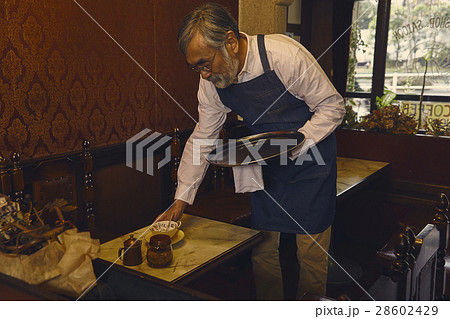 テーブルを片付ける男性 28602429