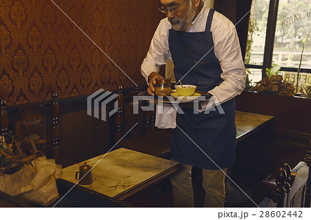 テーブルを片付ける男性 テーブルを片付ける男性 28602442