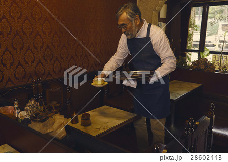 テーブルを片付ける男性 テーブルを片付ける男性 28602443