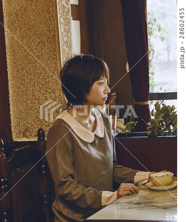 喫茶店でくつろぐ女性 喫茶店でくつろぐ女性 28602455