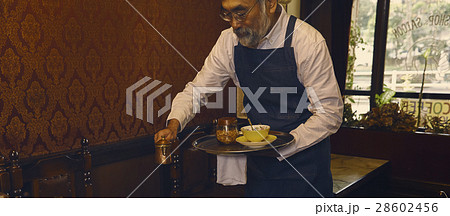 テーブルを片付ける男性 28602456