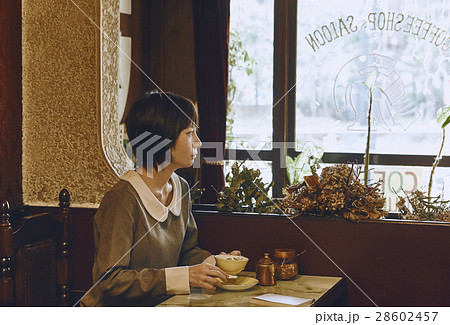 喫茶店でくつろぐ女性 喫茶店でくつろぐ女性 28602457