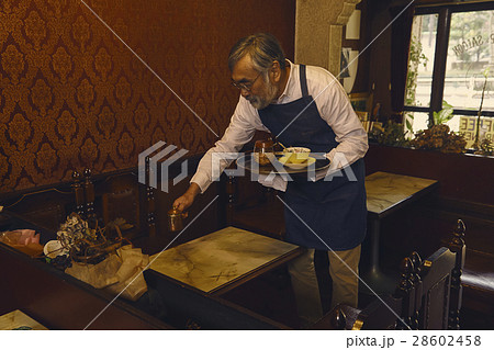 テーブルを片付ける男性 28602458