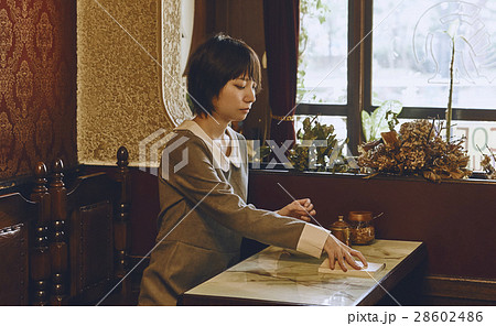 喫茶店でくつろぐ女性 28602486