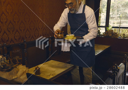 テーブルを片付ける男性 28602488