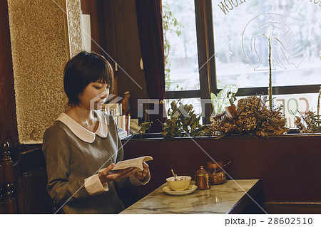 喫茶店でくつろぐ女性 28602510