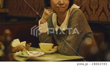 モーニングセットを食べる女性 28602593