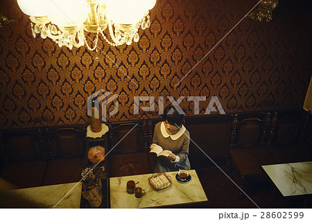 喫茶店でくつろぐ女性 28602599