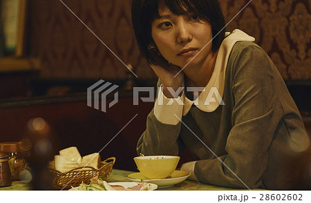 モーニングセットを食べる女性 モーニングセットを食べる女性 28602602