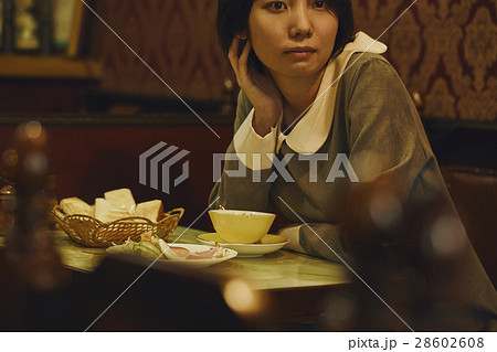 モーニングセットを食べる女性 モーニングセットを食べる女性 28602608