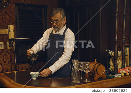 珈琲を淹れる男性 珈琲を淹れる男性 28602625