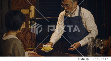 コーヒーを出す店主 コーヒーを出す店主 28602647