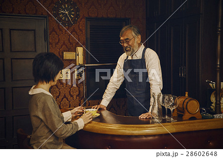 お客と話す店主 28602648