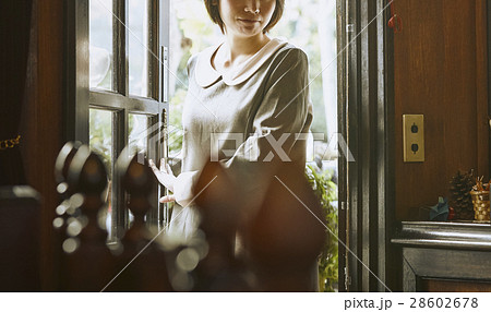 ドアを開ける女性 ドアを開ける女性 28602678