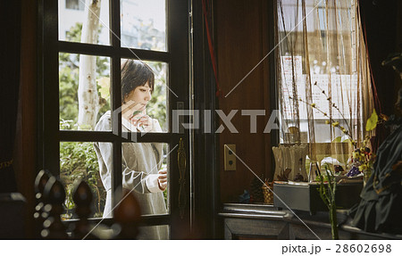 ドアを開ける女性 ドアを開ける女性 28602698