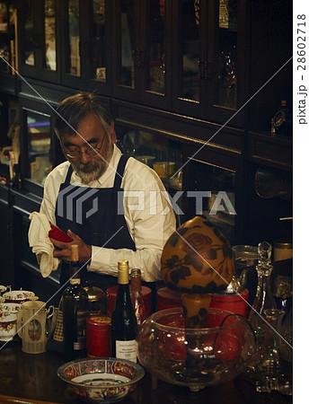 食器を拭く店主 28602718