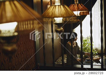 レトロな喫茶店でくつろぐ女性 レトロな喫茶店でくつろぐ女性 28602720