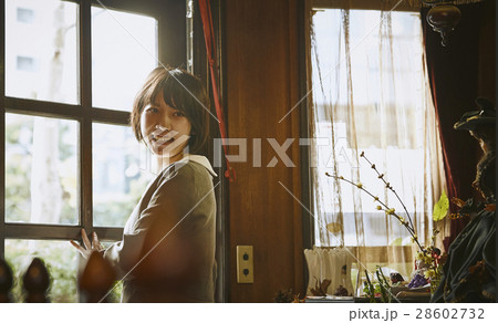 ドアを開ける女性 28602732