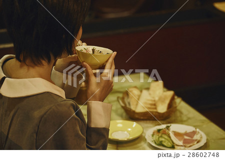 モーニングセットを食べる女性 モーニングセットを食べる女性 28602748