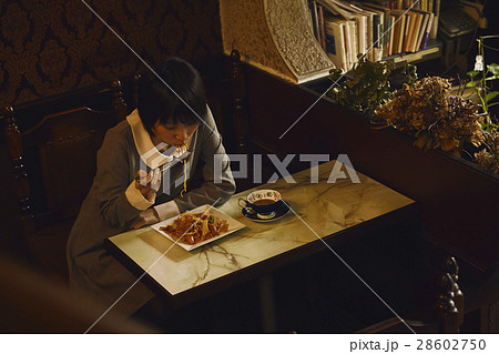 ナポリタンを食べる女性 ナポリタンを食べる女性 28602750