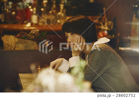 喫茶店でくつろぐ女性 喫茶店でくつろぐ女性 28602752