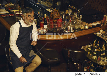 カウンターでくつろぐ男性 カウンターでくつろぐ男性 28602762