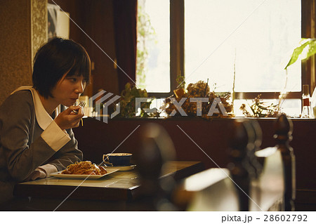 ナポリタンを食べる女性 ナポリタンを食べる女性 28602792