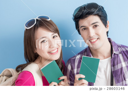 young couple go to travel 28603146