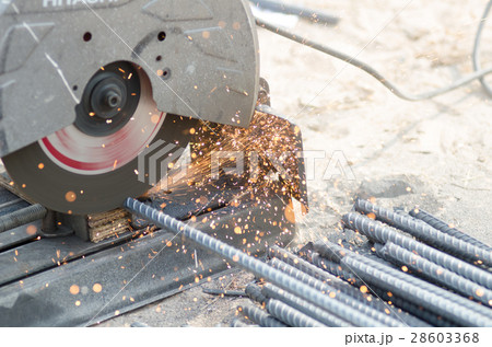 Photographers are using wire cutters In order to u 28603368