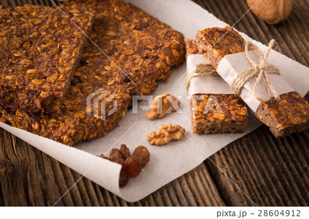 Cereal bars with raisins and nuts Cereal bars with raisins and nuts 28604912