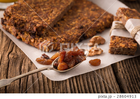 Cereal bars with raisins and nuts 28604913