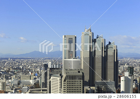 東京・西新宿　高層ビル群（背景：高尾山系） 28606155