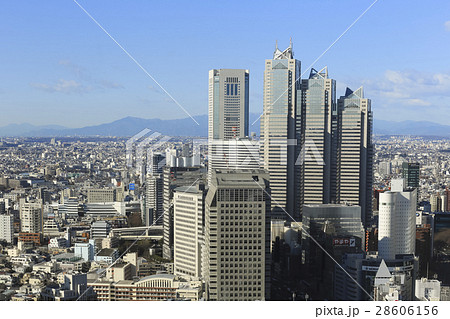 東京・西新宿　高層ビル群（背景：高尾山系） 28606156