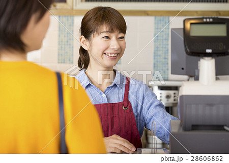 カフェのレジ係の女性 28606862