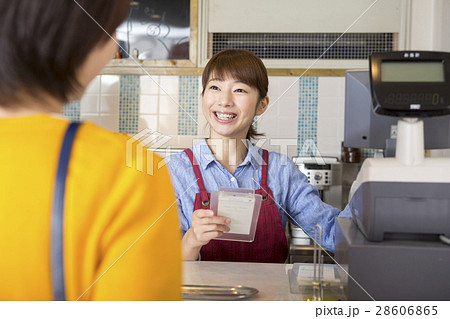 カフェのレジ係の女性 カフェのレジ係の女性 28606865