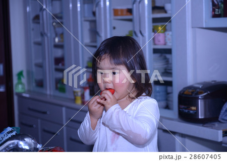 キッチンでいちごを食べる女の子 キッチンでいちごを食べる女の子 28607405