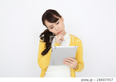 アイパッドを見て困ってる女性 アイパッドを見て困ってる女性 28607457