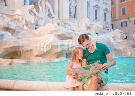 Family with touristic map near Fontana di Trevi Family with touristic map near Fontana di Trevi 28607561