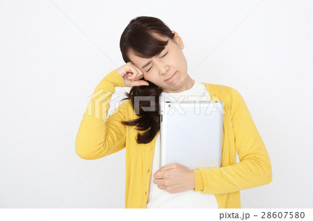 アイパッドを抱えて悩む女性 28607580